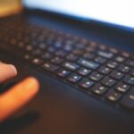 キーボードに指を置いた手元のクローズアップ