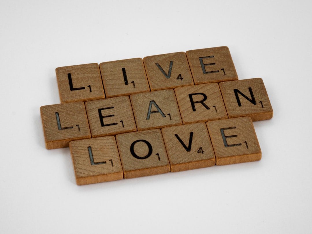 LIVE LEARN LOVEと並んだスクラブルの木製タイル