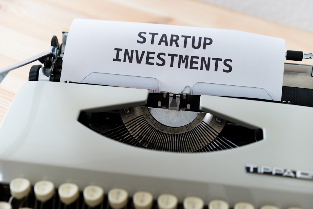 「STARTUP INVESTMENTS」と書かれた紙を挟んだタイプライター