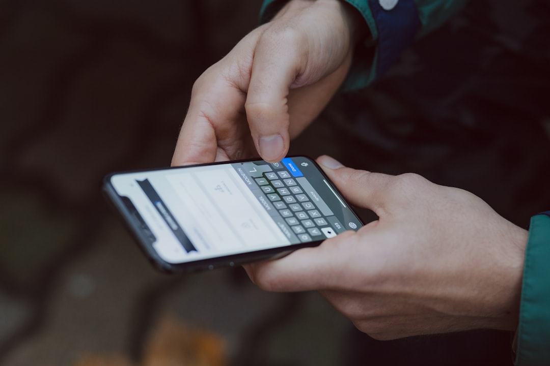 スマートフォンでAIエージェントに文字を入力する手元