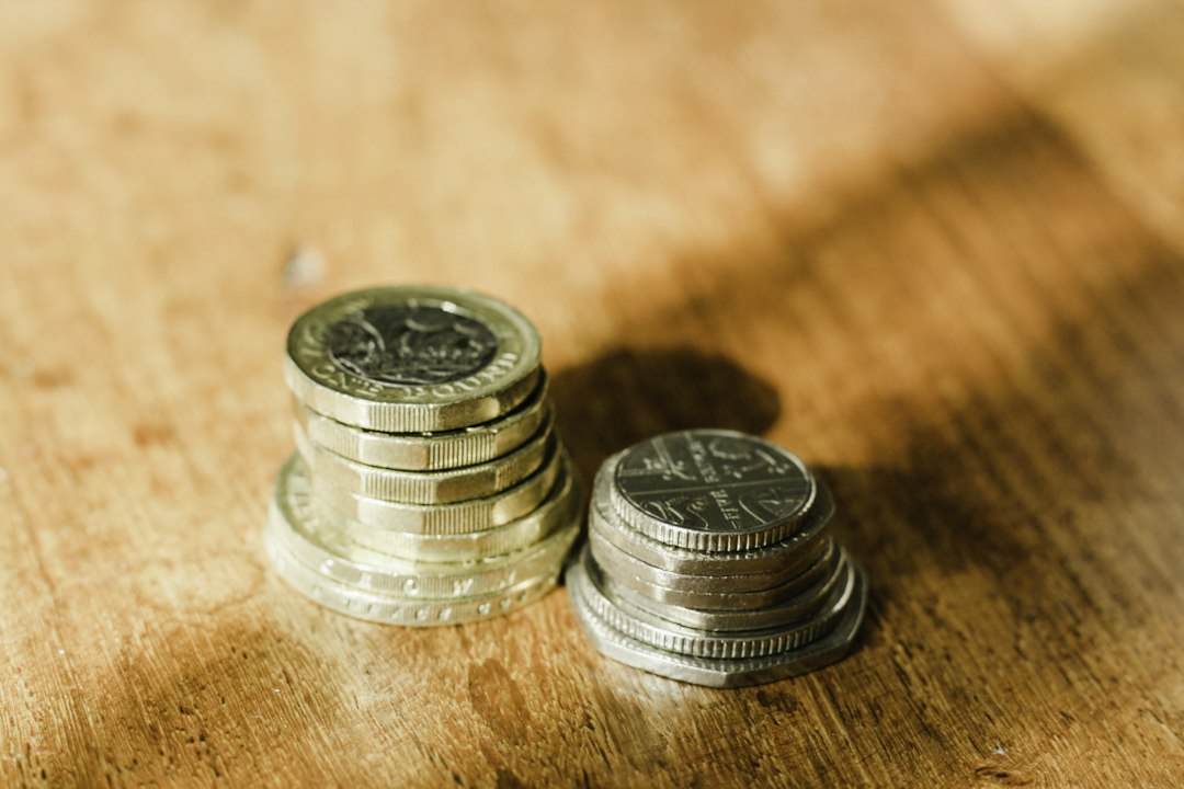 木のテーブルに積み上げられた2つの硬貨の山