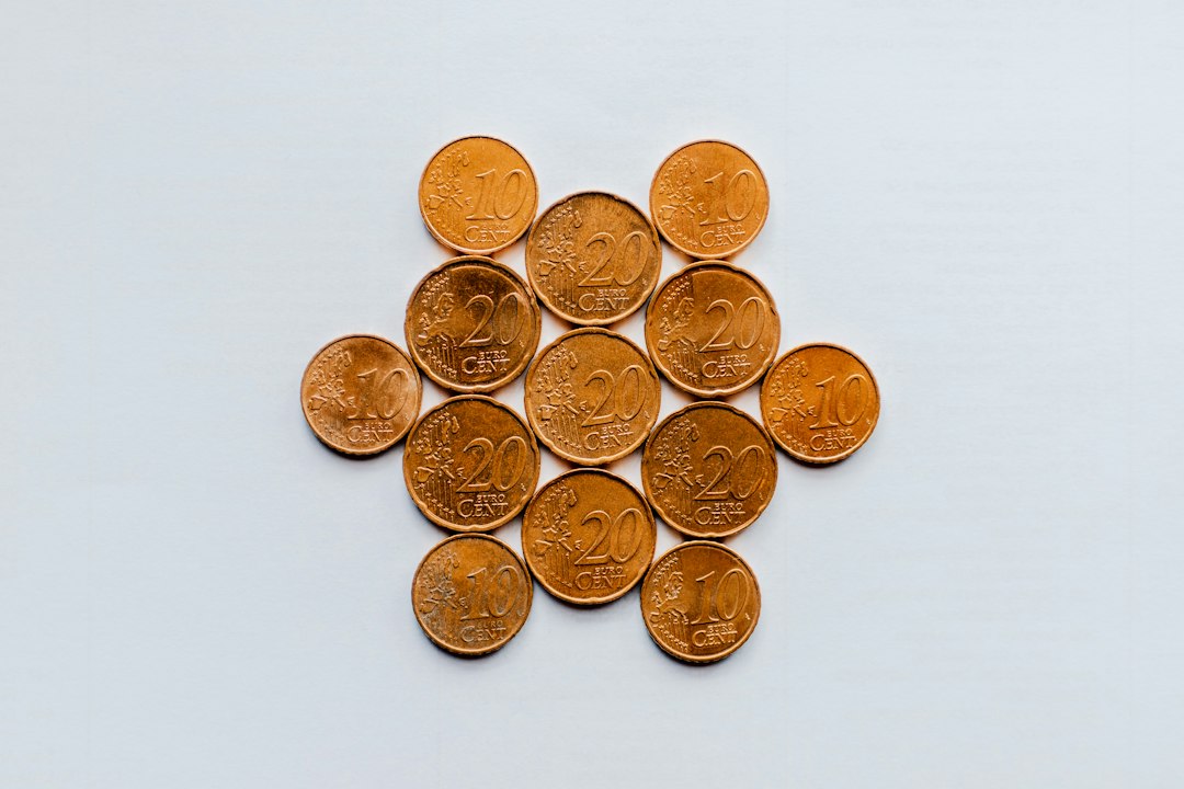 白い背景に花のかたちに並べられた硬貨