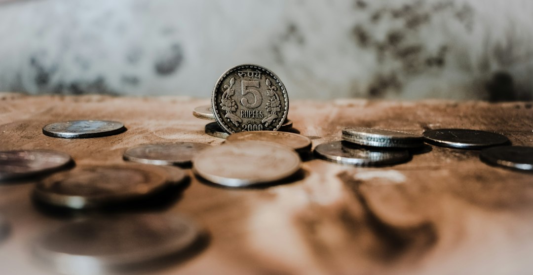 ざらついた台の上に散らばった数枚の硬貨