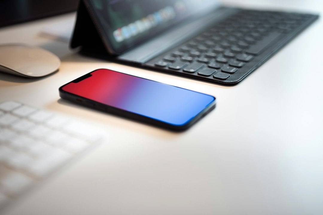 キーボードとタブレットの手前に置かれたスマートフォン