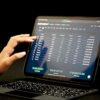 ETFと投資信託の違いをイメージさせる取引画面とグラフのイメージ