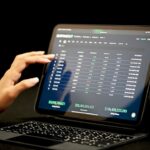 ETFと投資信託の違いをイメージさせる取引画面とグラフのイメージ