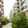 緑の並木道沿いに建つ中層マンションの外観