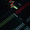 画面いっぱいに表示された緑と赤の数値とローソク足チャートのアップ