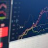 パソコン画面に表示された複数の通貨ペアの値動きを示す折れ線グラフ