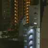 夜に室内の明かりがついた日本のマンション群