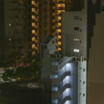 夜に室内の明かりがついた日本のマンション群