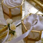 ガラスケースに入った結婚指輪と花の飾り