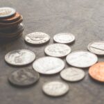 石の上に並べられた硬貨