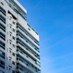 青空を背景にした現代的なマンション