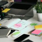 ノートに書いたTODOリストと『DONE』の付箋が置かれたデスク