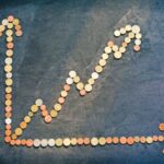 硬貨を並べて作った右肩上がりの矢印グラフ