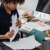 オフィスで書類を確認する女性