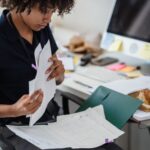 オフィスで書類を確認する女性