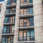 バルコニーが並ぶ集合住宅の外観