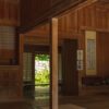 掛け軸のある和室の内観