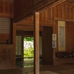 掛け軸のある和室の内観