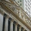 ニューヨーク証券取引所の建物を見上げた外観