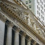 ニューヨーク証券取引所の建物を見上げた外観