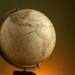 暖かい光に照らされたアンティークの地球儀