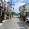 日本の住宅街の細い道と一戸建ての家並み