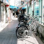商店街の歩道に並んで停められた自転車