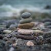 海辺の石の上に積み重ねられた丸い石