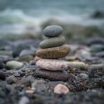 海辺の石の上に積み重ねられた丸い石