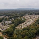 緑の多い郊外の住宅地を上空から見下ろした風景