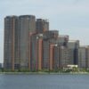 不動産投資の空室リスクをイメージさせるマンションの外観のイメージ