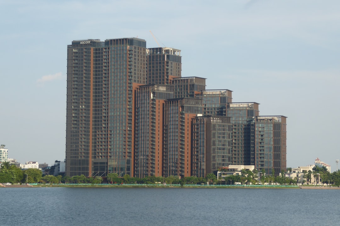 不動産投資の空室リスクをイメージさせるマンションの外観のイメージ