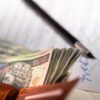 iDeCoの掛金上限をイメージさせる電卓と貯金のイメージ