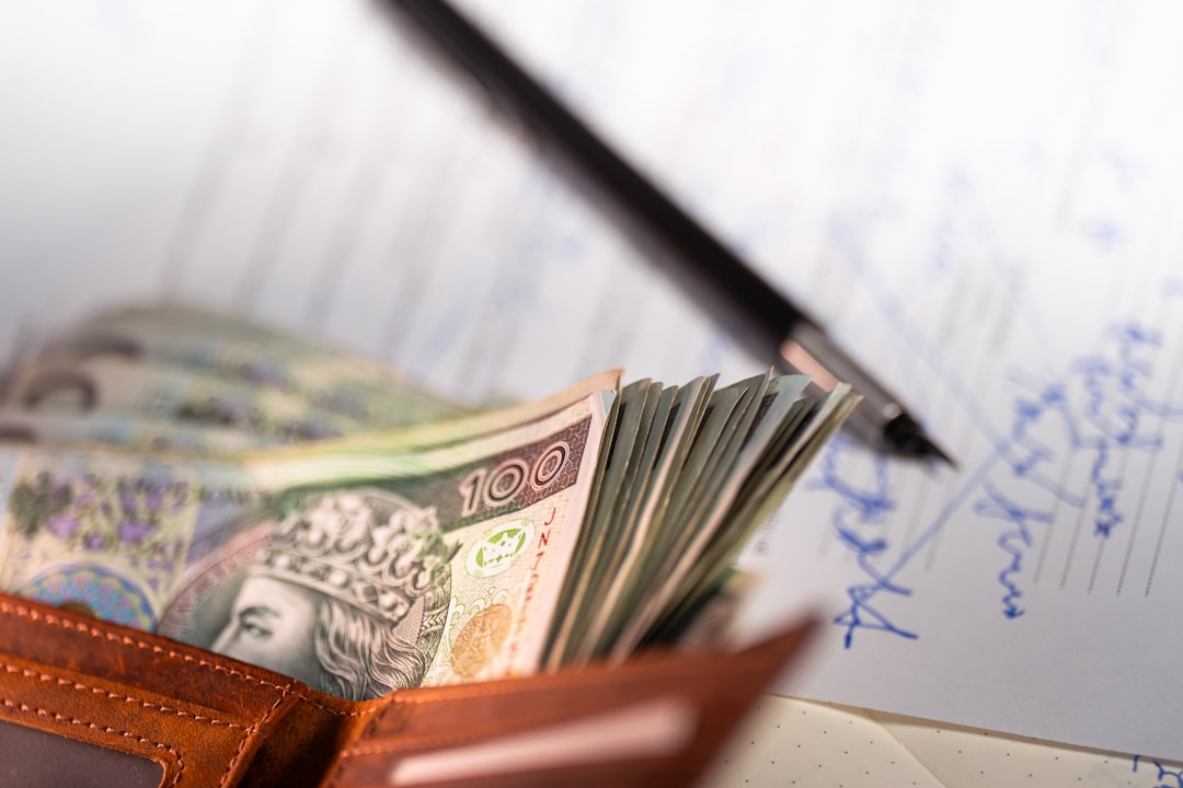iDeCoの掛金上限をイメージさせる電卓と貯金のイメージ