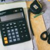 iDeCoの掛金変更をイメージさせる家計簿と電卓のイメージ