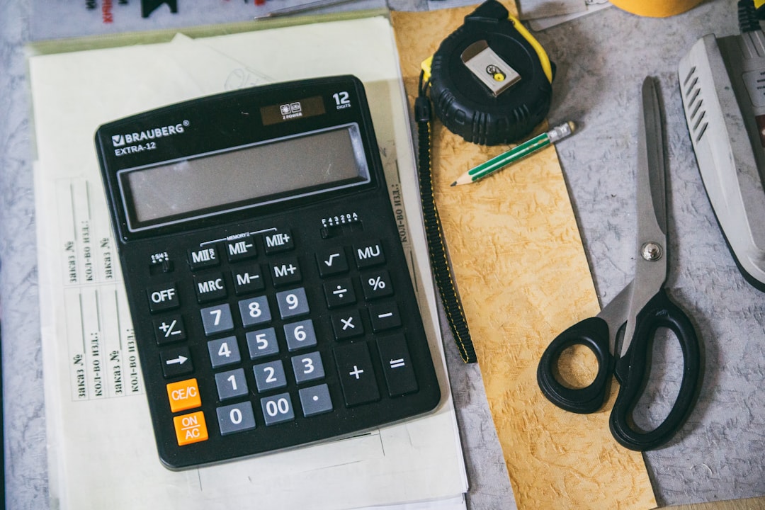 iDeCoの掛金変更をイメージさせる家計簿と電卓のイメージ
