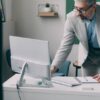 iDeCoの転職・退職時の手続きをイメージさせるオフィス書類のイメージ