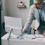 iDeCoの転職・退職時の手続きをイメージさせるオフィス書類のイメージ