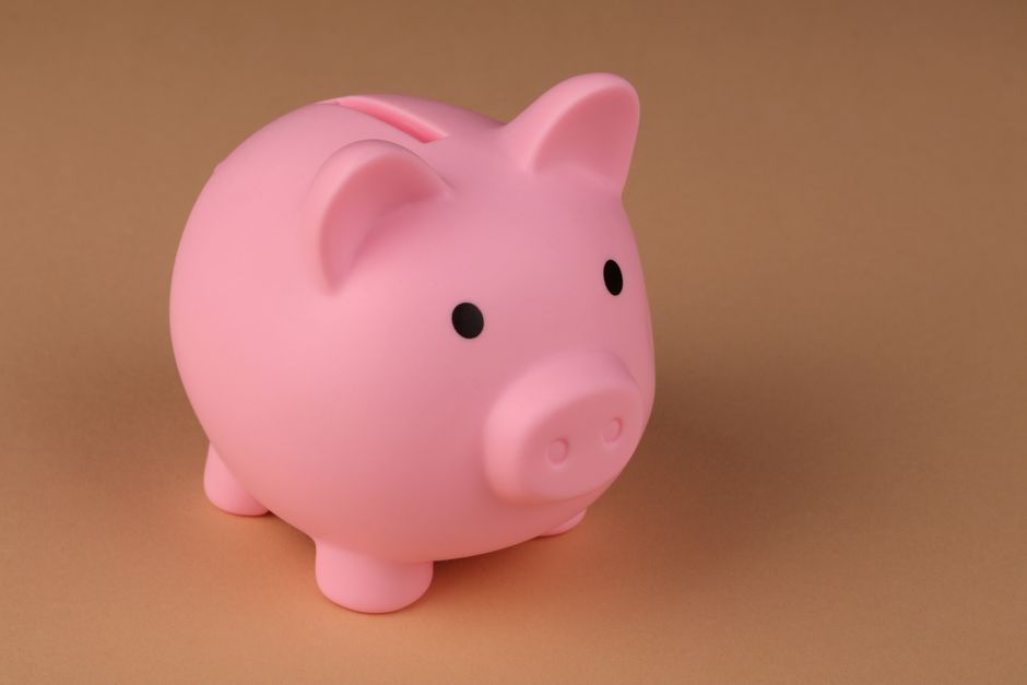 ピンク色の貯金箱(ブタの置物)