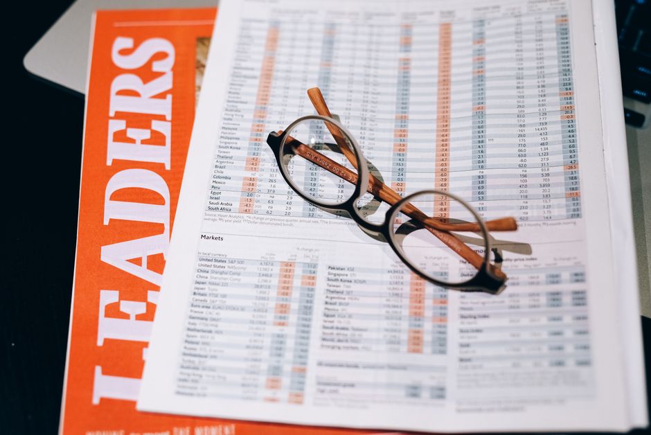 眼鏡と株価表が載った雑誌