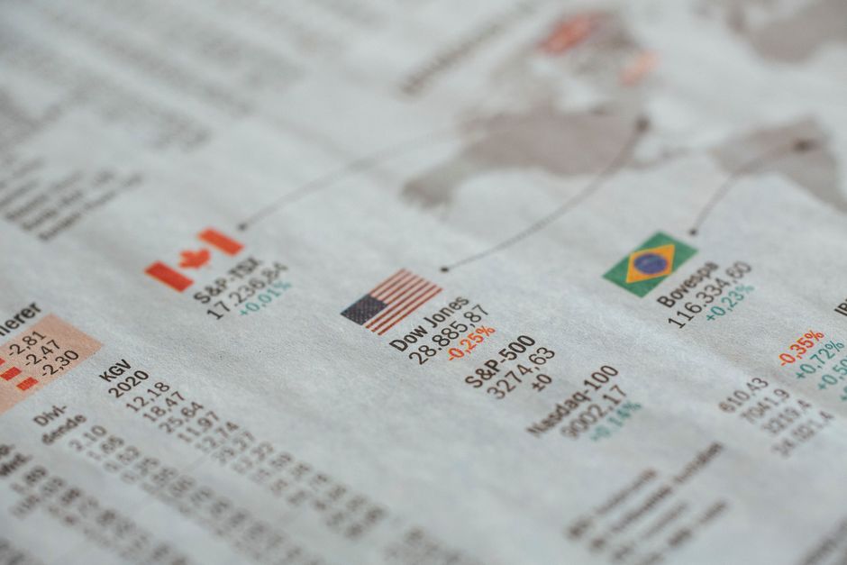 各国の株価が並んだ新聞の紙面