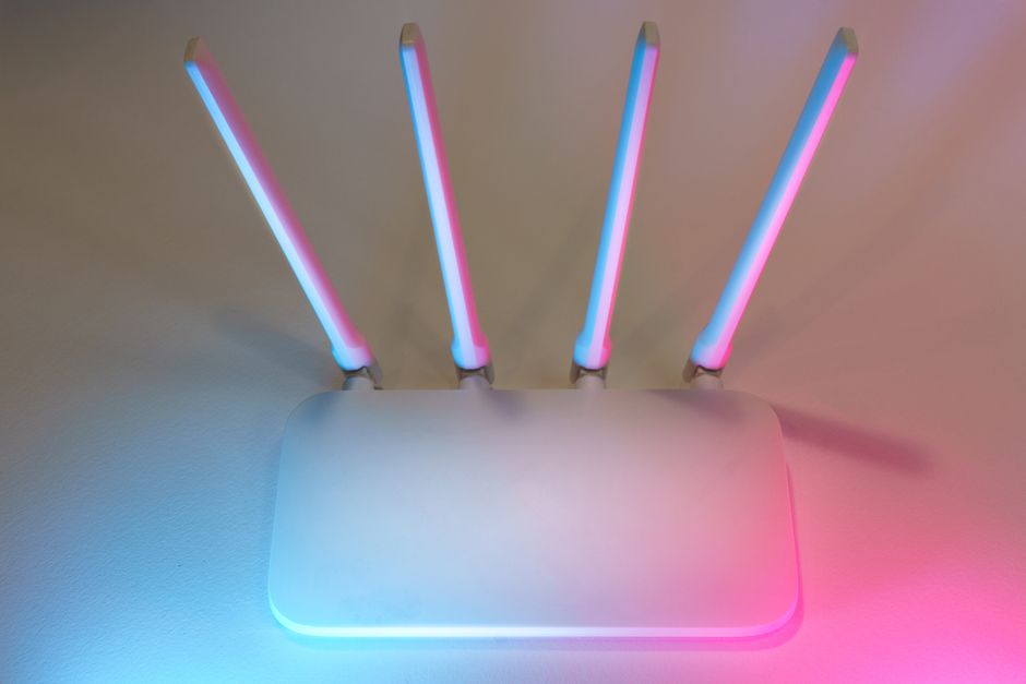 ピンクと水色の光に照らされたWi-Fiルーター