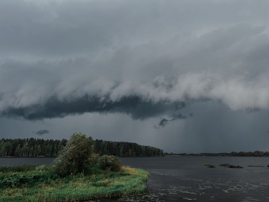 湖の上に広がる暗い雨雲
