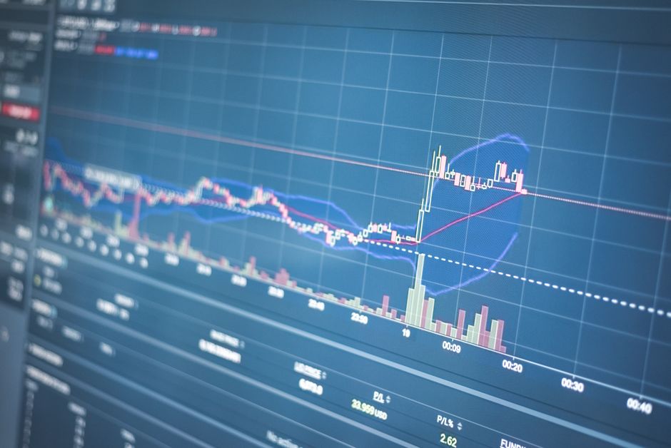 青い画面に表示された株価チャートのクローズアップ