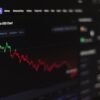 株主優待をイメージさせる株価チャートと商品券のイメージ