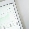株式分割をイメージさせる株価チャートと数字のイメージ