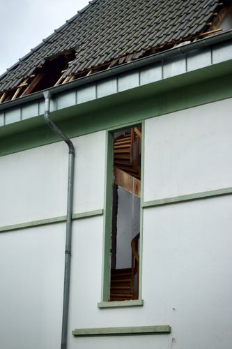 一部が破損した住宅の屋根